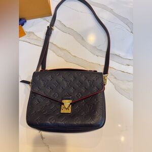 Pochette Métis navy empriente leather Louis Vuitton authentic